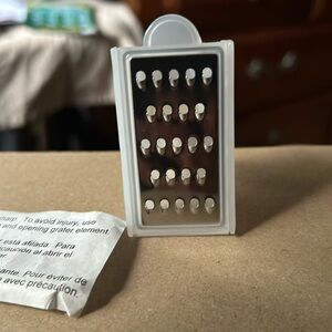 Tupperware mini mini grader. 8 for $10.00